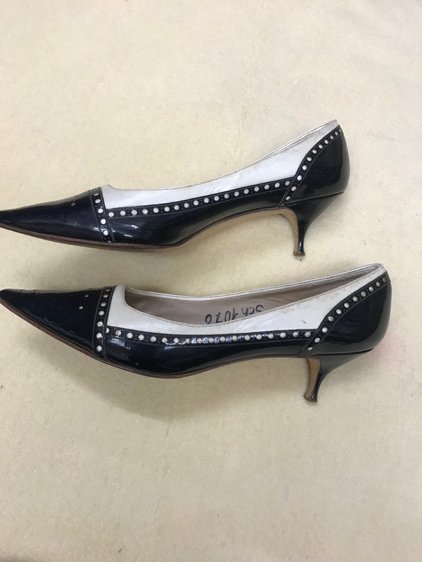 „Vintage Pumps Galeon Größe 39 in Schwarz und Weiß aus Lackleder – Seitenansicht mit kleinem Absatz“
