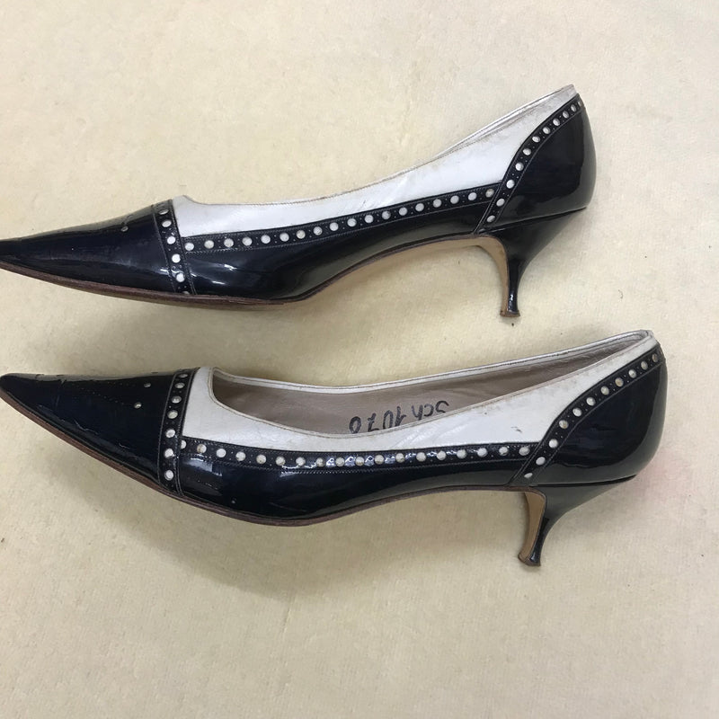 „Vintage Pumps Galeon Größe 39 in Schwarz und Weiß aus Lackleder – Seitenansicht mit kleinem Absatz“