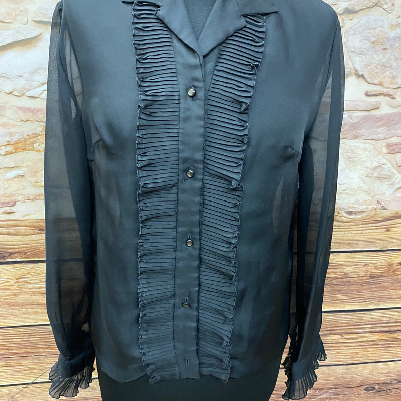 Schwarze transparente Vintage-Rüschenbluse aus den 1970er Jahren, Frontansicht auf Schneiderpuppe.
