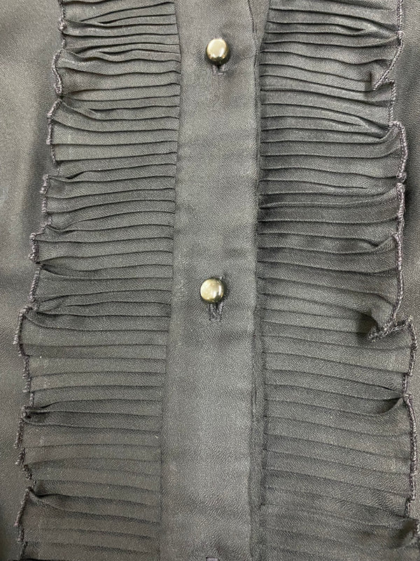 Detailansicht plissierte Rüschen und Knopfleiste der schwarzen Vintage-Bluse.
