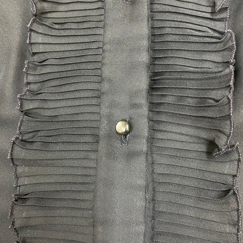 Detailansicht plissierte Rüschen und Knopfleiste der schwarzen Vintage-Bluse.