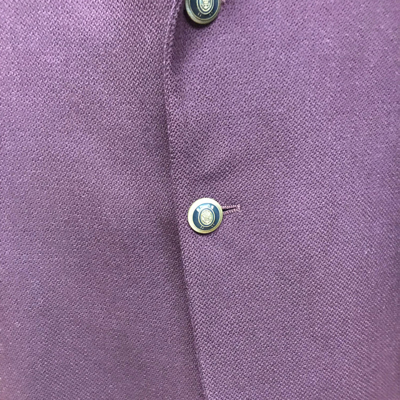 Detailaufnahme der geprägten Knöpfe des Sakkos in Bordeaux.