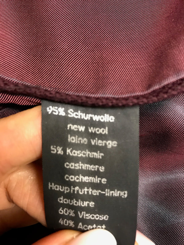Materialetikett mit Angabe: 95% Schurwolle, 5% Kaschmir.