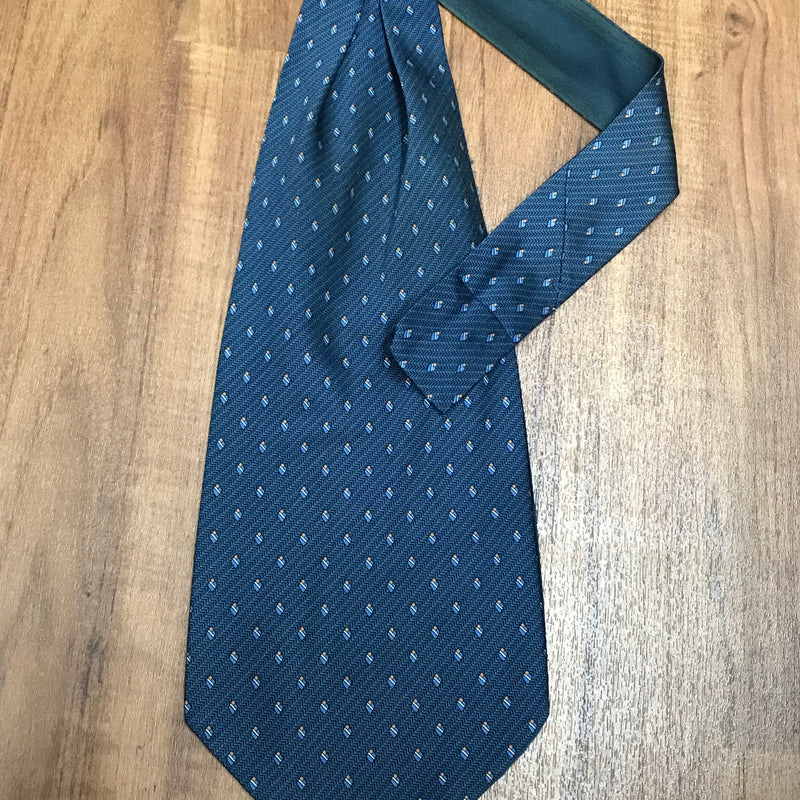 Foto einer blauen Vintage-Schalkrawatte (Ascot) mit feinem Muster