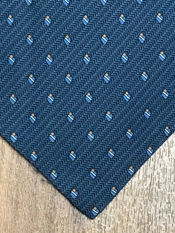 Detailaufnahme des geometrischen Musters in Hellblau und Gelb auf blauem Stoff