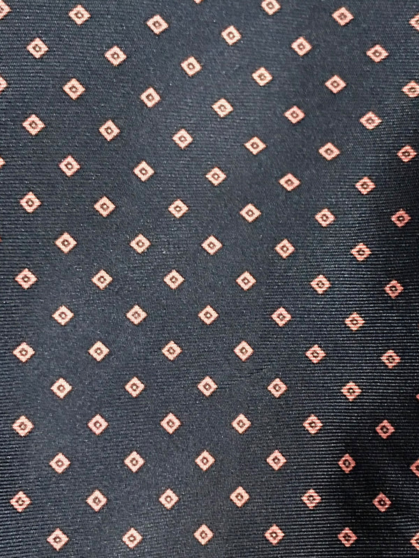 Nahaufnahme des geometrischen Musters einer dunkelblauen Yorn Schalkrawatte