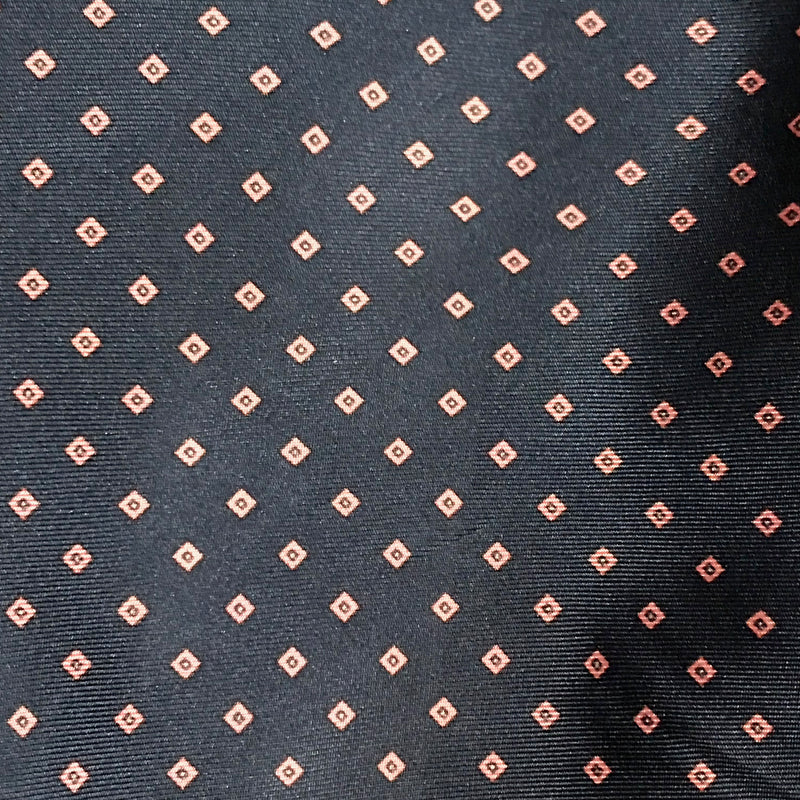 Nahaufnahme des geometrischen Musters einer dunkelblauen Yorn Schalkrawatte