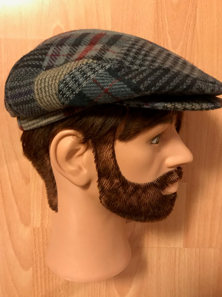 Kariertes Vintage Flat Cap im 20er-Jahre-Stil, Größe 57, getragen auf Schaufensterkopf, Seitenansicht.