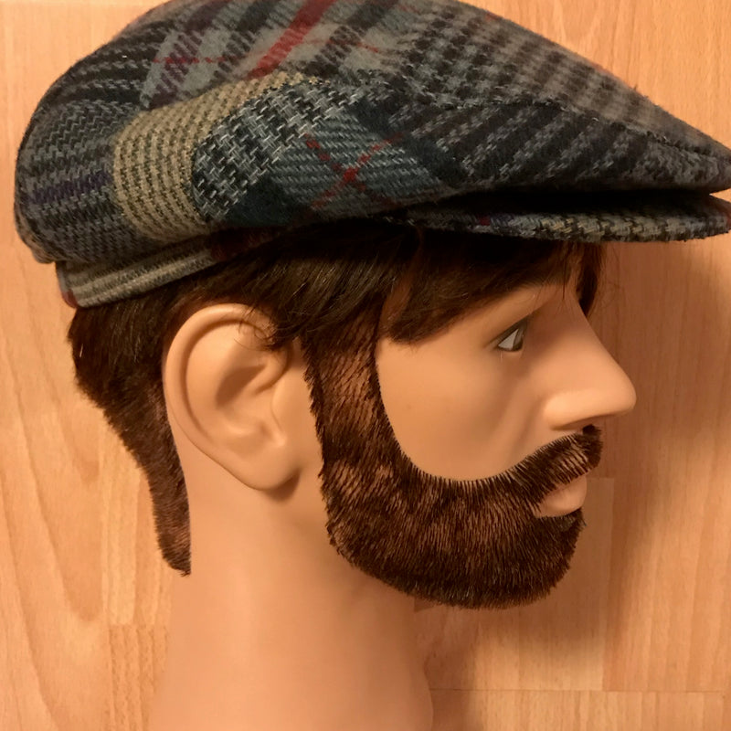 Kariertes Vintage Flat Cap im 20er-Jahre-Stil, Größe 57, getragen auf Schaufensterkopf, Seitenansicht.