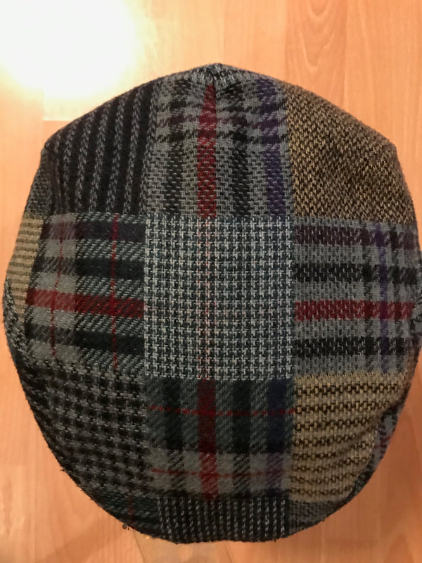 Schiebermütze kariert in Blau, Grau und Rot im Patchwork-Muster, Draufsicht