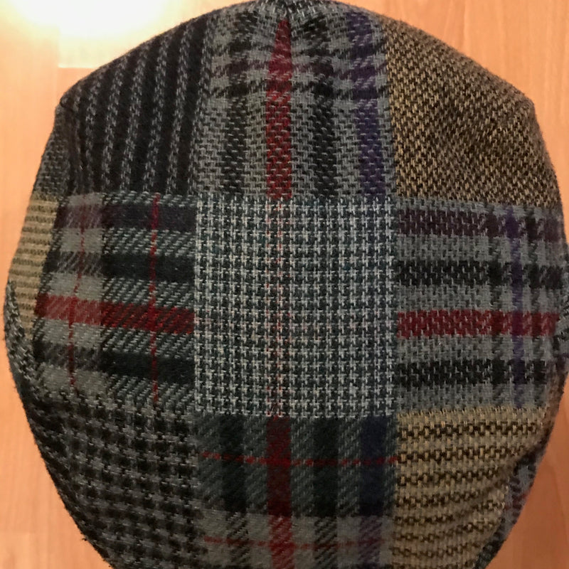 Schiebermütze kariert in Blau, Grau und Rot im Patchwork-Muster, Draufsicht