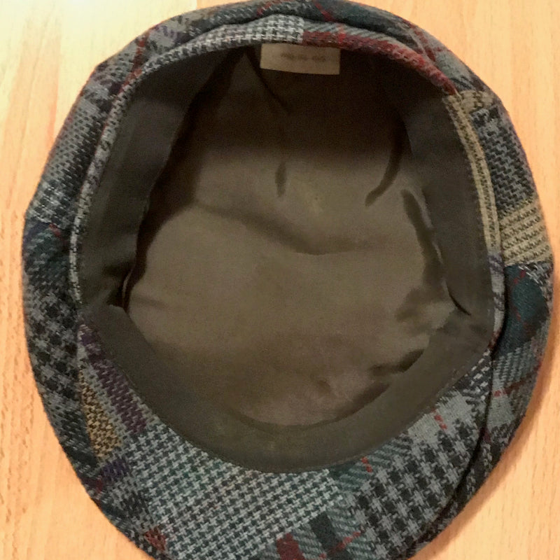 Innenansicht der karierten Vintage Schiebermütze, Futterstoff in Braun mit Schweißband.