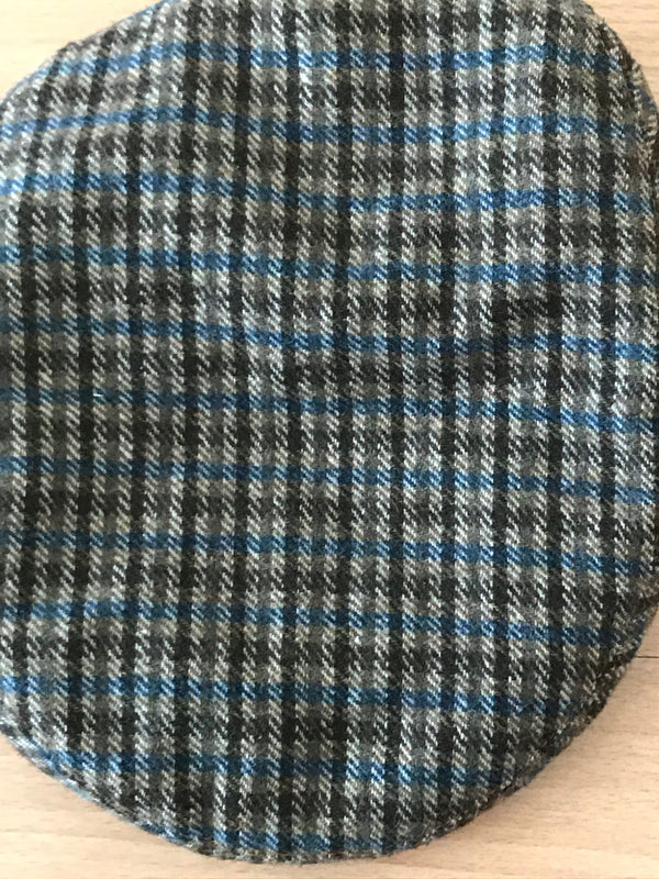 Detailaufnahme kariertes Schurwollmuster in Braun-Blau