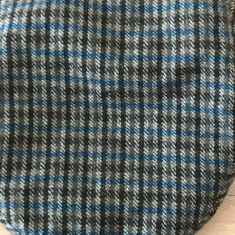 Detailaufnahme kariertes Schurwollmuster in Braun-Blau