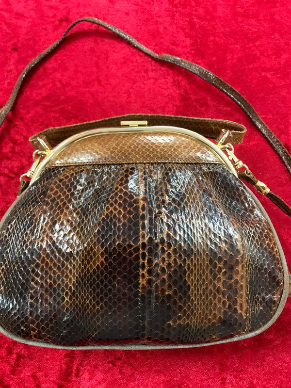 Vintage Handtasche aus echtem Schlangenleder in Braun mit goldfarbenem Rahmen, Vorderansicht.