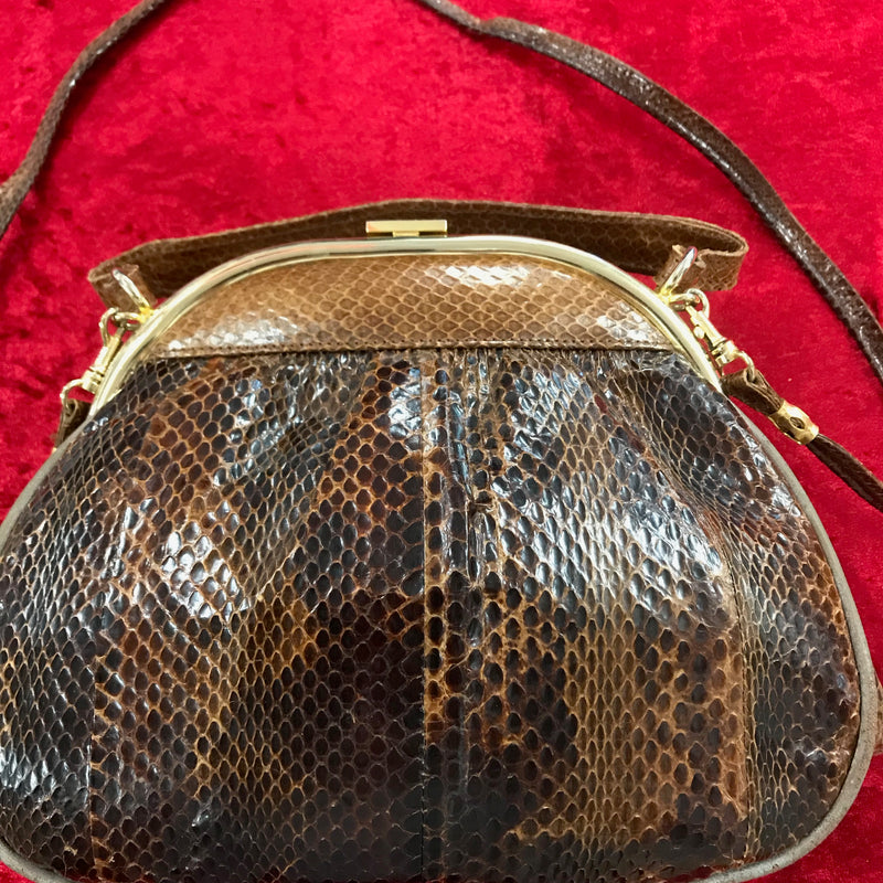 Vintage Handtasche aus echtem Schlangenleder in Braun mit goldfarbenem Rahmen, Vorderansicht.