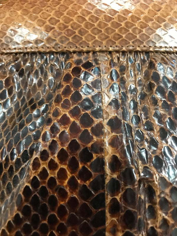 Detailaufnahme Schlangenlederstruktur der braunen Vintage Tasche.
