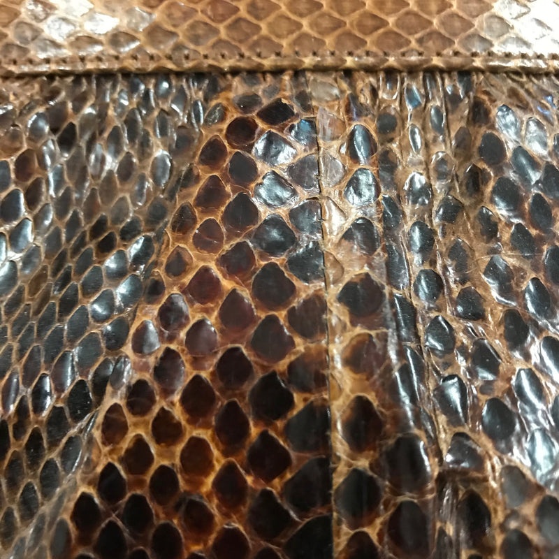 Detailaufnahme Schlangenlederstruktur der braunen Vintage Tasche.
