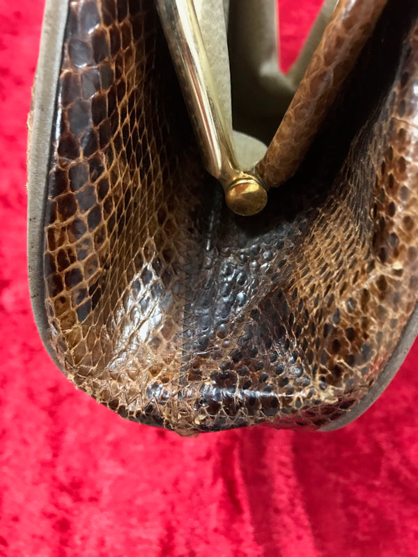 Seitliche Detailaufnahme der Vintage Schlangenledertasche, leichte Gebrauchsspuren.