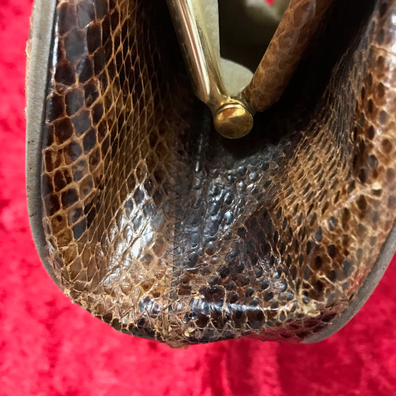 Seitliche Detailaufnahme der Vintage Schlangenledertasche, leichte Gebrauchsspuren.