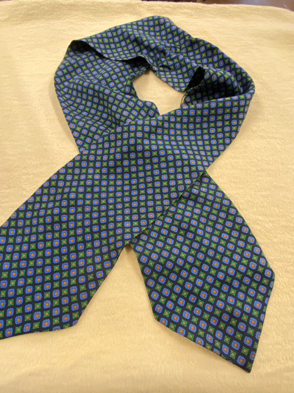 „Vintage Ascot Schal aus Seide mit blau-grünem Muster“