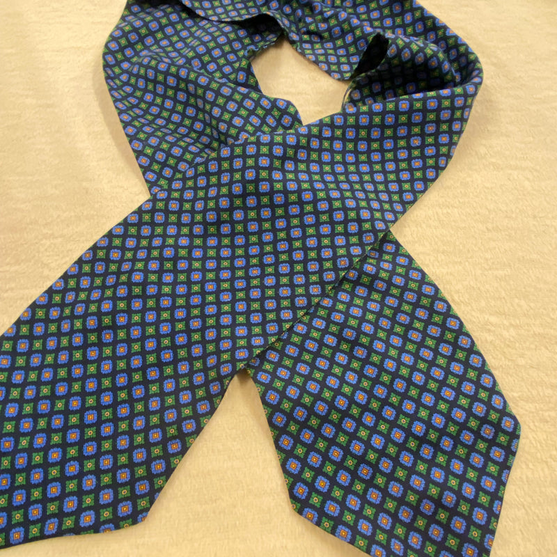 „Vintage Ascot Schal aus Seide mit blau-grünem Muster“