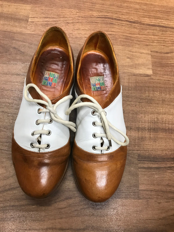 Paar Cognac-braune und weiße Spectator Schuhe von oben fotografiert, Schuhgröße 38,5