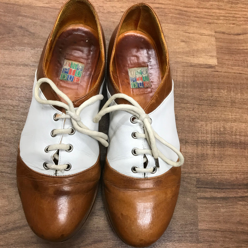 Paar Cognac-braune und weiße Spectator Schuhe von oben fotografiert, Schuhgröße 38,5