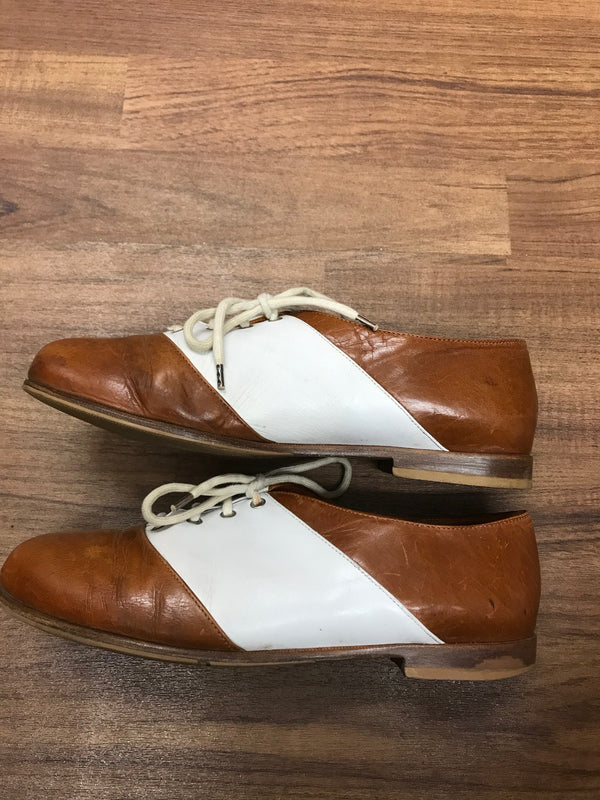 Seitenansicht der Vintage-Damenschuhe im Spectator-Stil mit Manschetten-Silhouette.