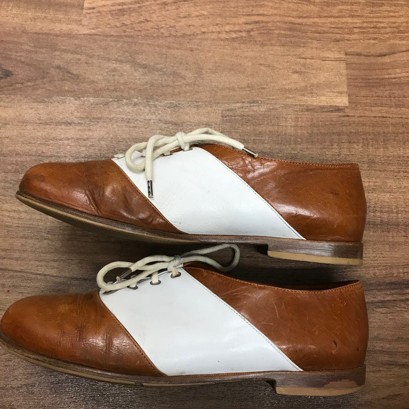 Seitenansicht der Vintage-Damenschuhe im Spectator-Stil mit Manschetten-Silhouette.