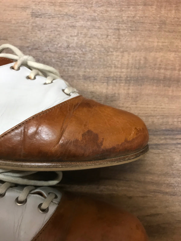 Detailaufnahme der Vorderkappe mit charakteristischer Patina.