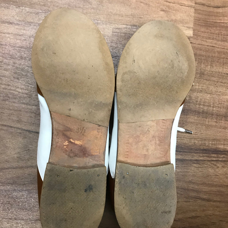 Sohlenansicht der Leder-Schuhe mit Größenprägung 38,5