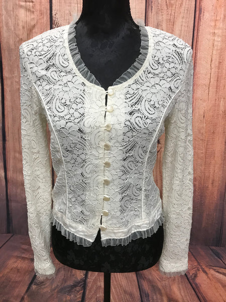 Vorne: Cremefarbene Vintage-Spitzenjacke mit Rundhalsausschnitt, Rüschenkante und perlmuttartigen Knöpfen, taillierte Passform, Größe 38, auf Schneiderpuppe.