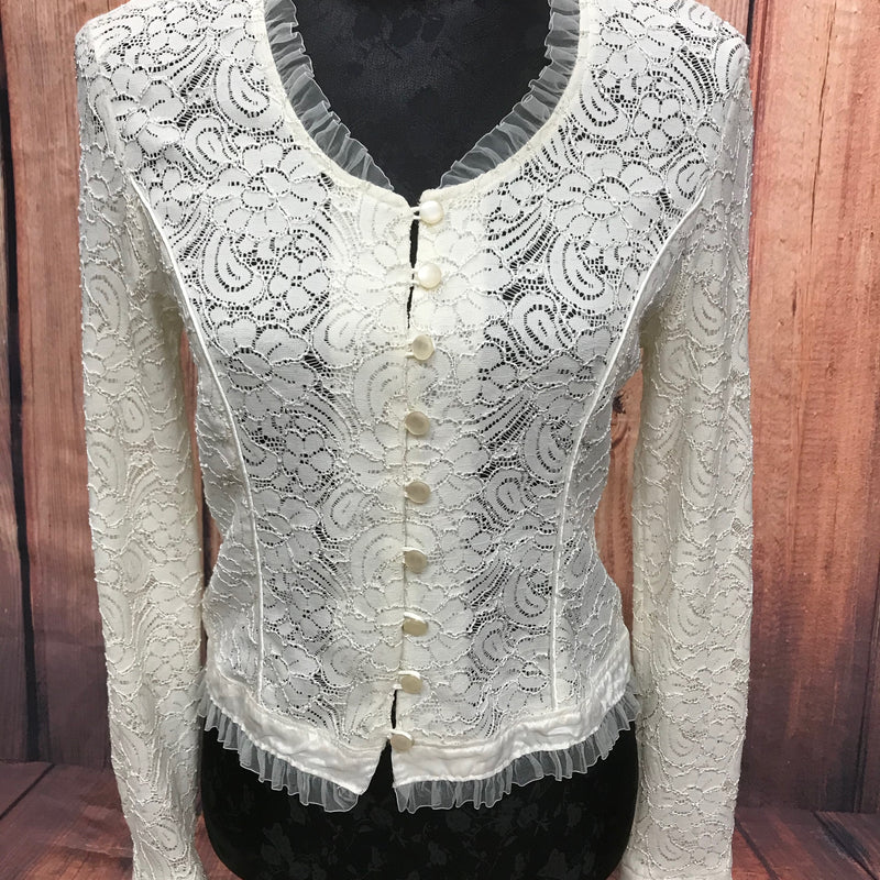 Vorne: Cremefarbene Vintage-Spitzenjacke mit Rundhalsausschnitt, Rüschenkante und perlmuttartigen Knöpfen, taillierte Passform, Größe 38, auf Schneiderpuppe.