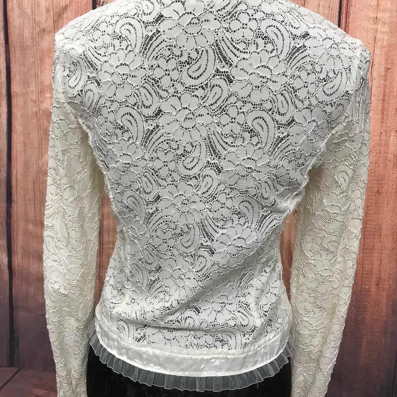 Rückenansicht der cremefarbenen Spitzenjacke mit durchgehendem floralen Spitzenmuster und Rüschenabschluss am Saum, Größe 38.
