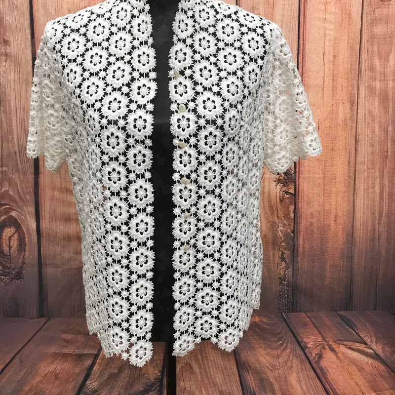 Vorderansicht der handgefertigten Vintage-Spitzenbluse in Creme, Größe 38, mit feinem Blumenmuster.