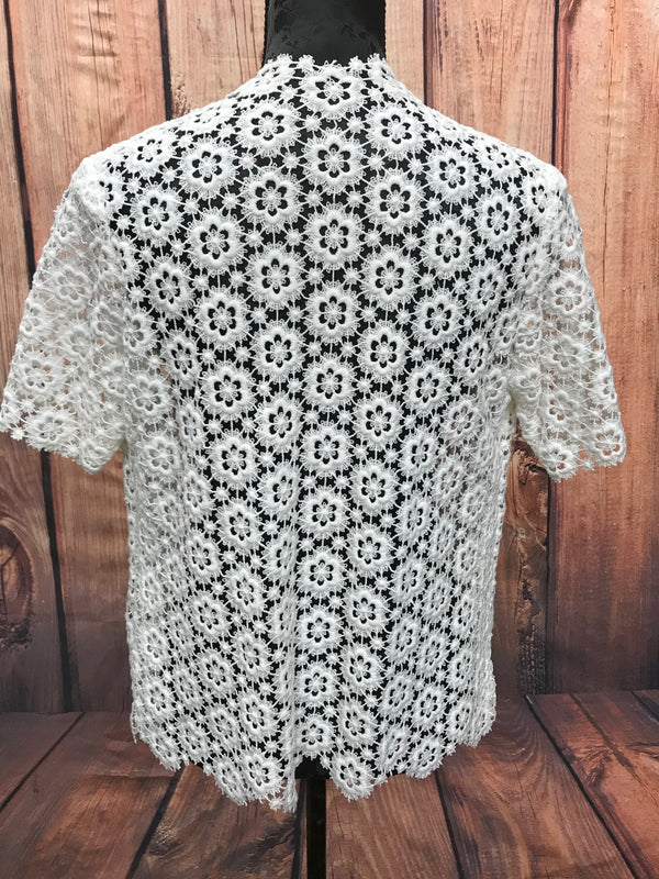Rückansicht der Vintage-Bluse in Häkelspitze, feines Blumenmuster in hellem Creme.