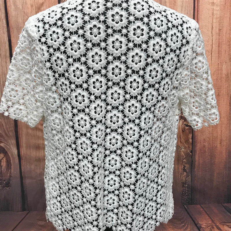 Rückansicht der Vintage-Bluse in Häkelspitze, feines Blumenmuster in hellem Creme.