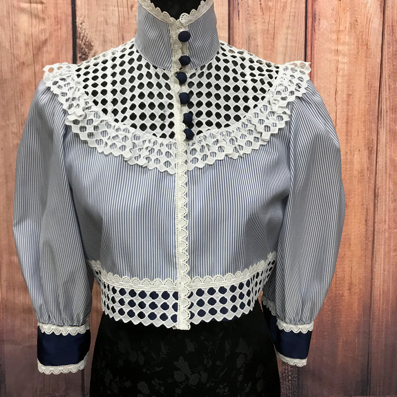 „Handgefertigte Vintage-Jacke Gr. 36 in Blau/Weiß mit Lochspitzenbesatz und Stoffknöpfen