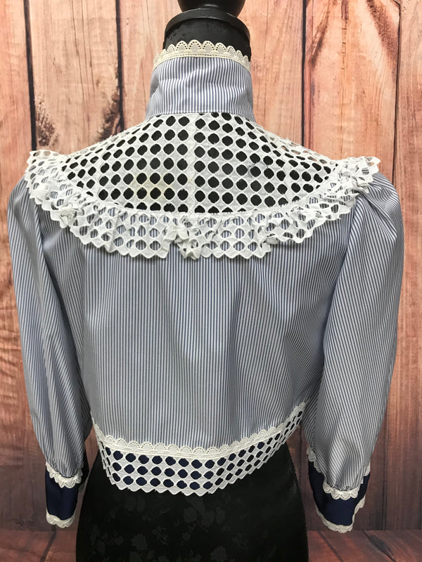 „Rückseite Vintage Spitzenjacke Damen kurzer Schnitt blau weiß“