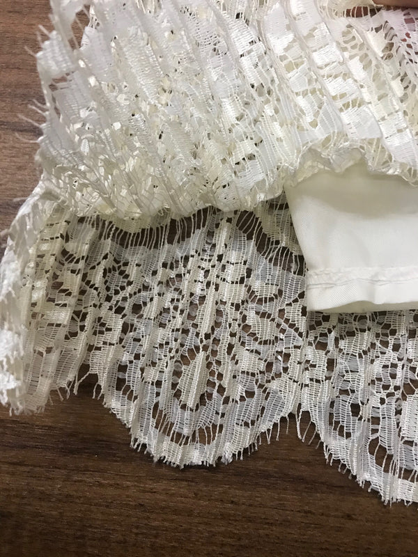 Detailansicht Bund: dehnbarer Gummibund und zarte Spitzenborte in Ivory.