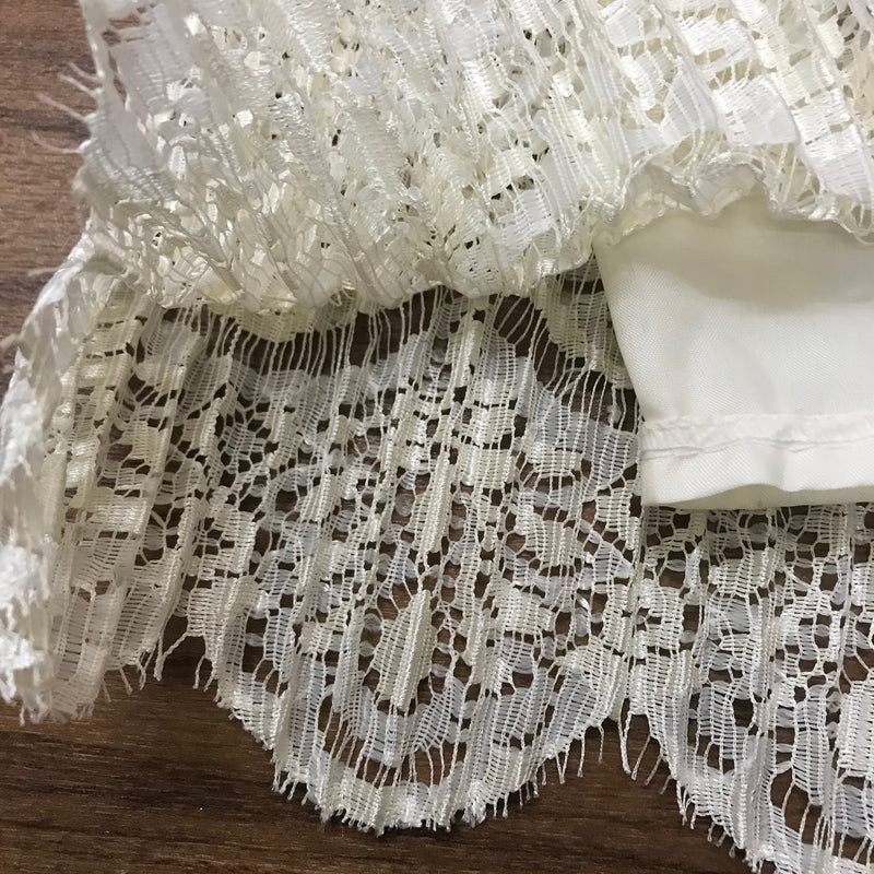 Detailansicht Bund: dehnbarer Gummibund und zarte Spitzenborte in Ivory.