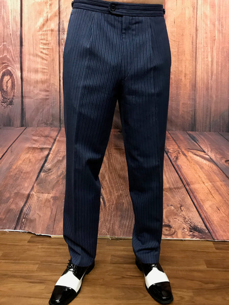 Vintage Stresemann Hose in Blau/Schwarz mit Nadelstreifen, Schurwolle, Gr. 48, Gatsby-Stil 20er Jahre, Vorderansicht auf Modell