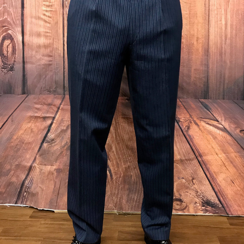 Vintage Stresemann Hose in Blau/Schwarz mit Nadelstreifen, Schurwolle, Gr. 48, Gatsby-Stil 20er Jahre, Vorderansicht auf Modell