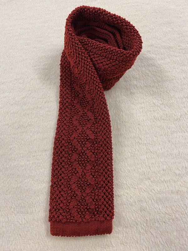 „Vintage Strickkrawatte Herren in Rostbraun mit strukturierter Oberfläche“