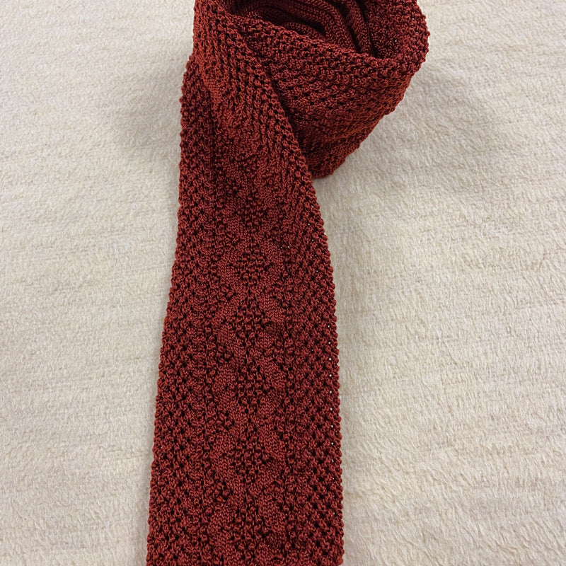 „Vintage Strickkrawatte Herren in Rostbraun mit strukturierter Oberfläche“