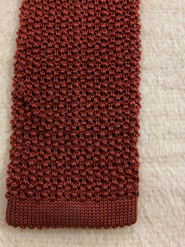 Detailaufnahme der rostbraunen Vintage Strickkrawatte mit Strukturmuster
