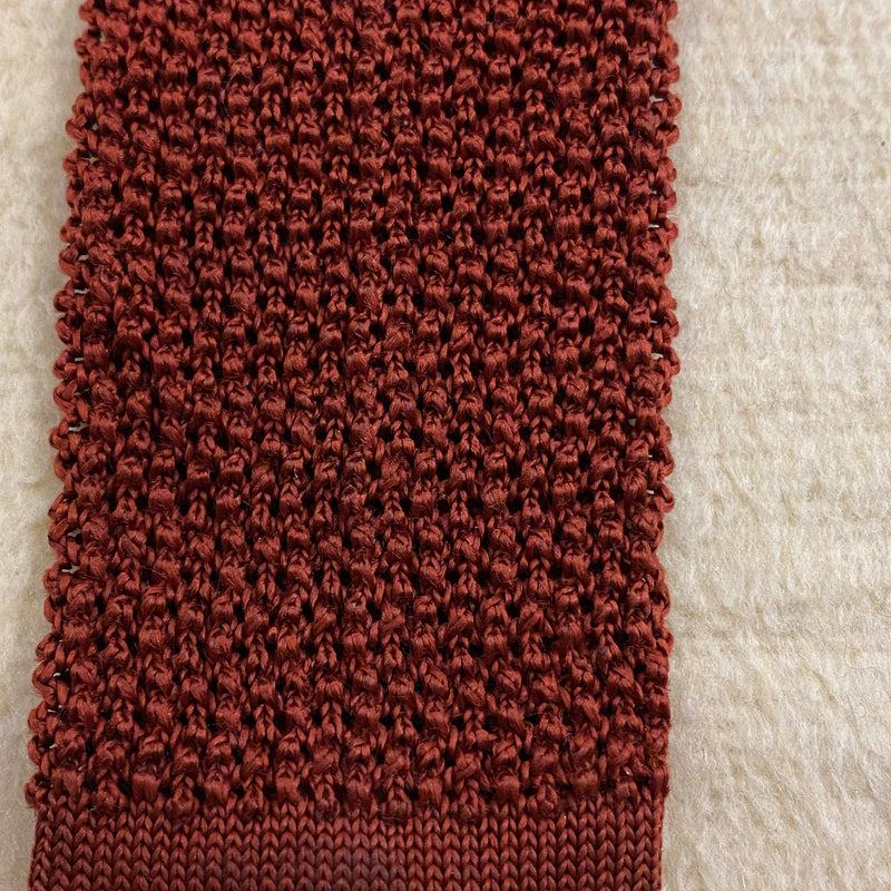 Detailaufnahme der rostbraunen Vintage Strickkrawatte mit Strukturmuster