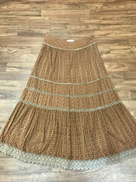 Brauner Vintage-Stufenrock in Größe 40 flach liegend, Broderie-Anglaise und Häkelspitze am Saum