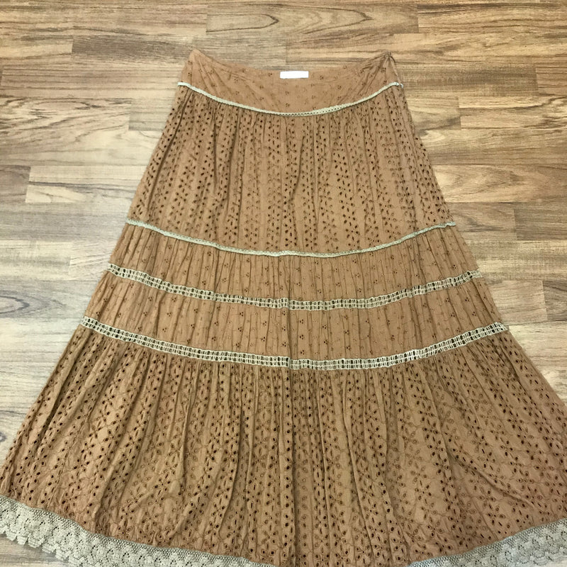 Brauner Vintage-Stufenrock in Größe 40 flach liegend, Broderie-Anglaise und Häkelspitze am Saum